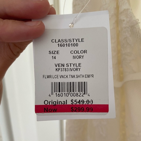 David’s bridal 2016 Galina wedding dress - Picture 7 of 8